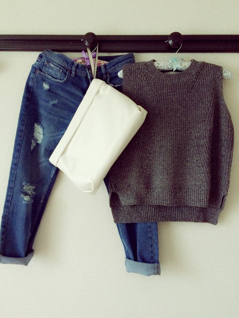 「ボーイフレンドデニム、ダメージデニムパンツ、ニットタンク、クラッチバッグ、ZARA BASIC、JEANASiS、Bershka」｜「JEANASISの5Gコットンアゼベスト/562443 （ベスト、グレー系）」を使った、misakiさん（レディース・158cm）の夏コーディネートの1枚目の写真