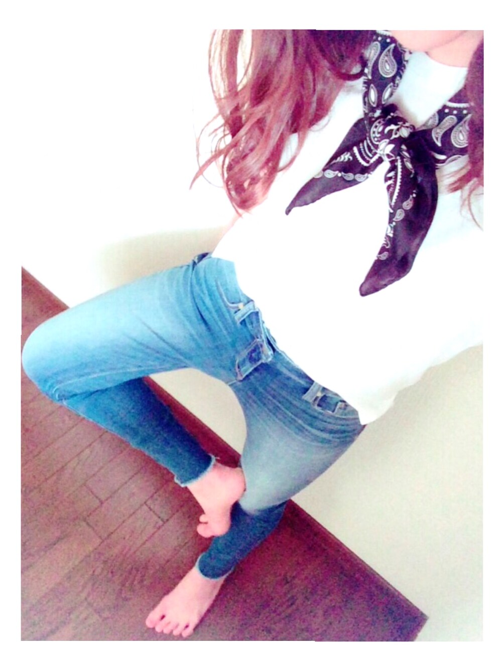 「カジュアル、バンダナ、ペイズリー、白Tシャツ、カットオフデニム」｜「GUのアイテム（ストール/ショール、ブラック系）」を使った、misakiさん（レディース・158cm）の春コーディネートの1枚目の写真