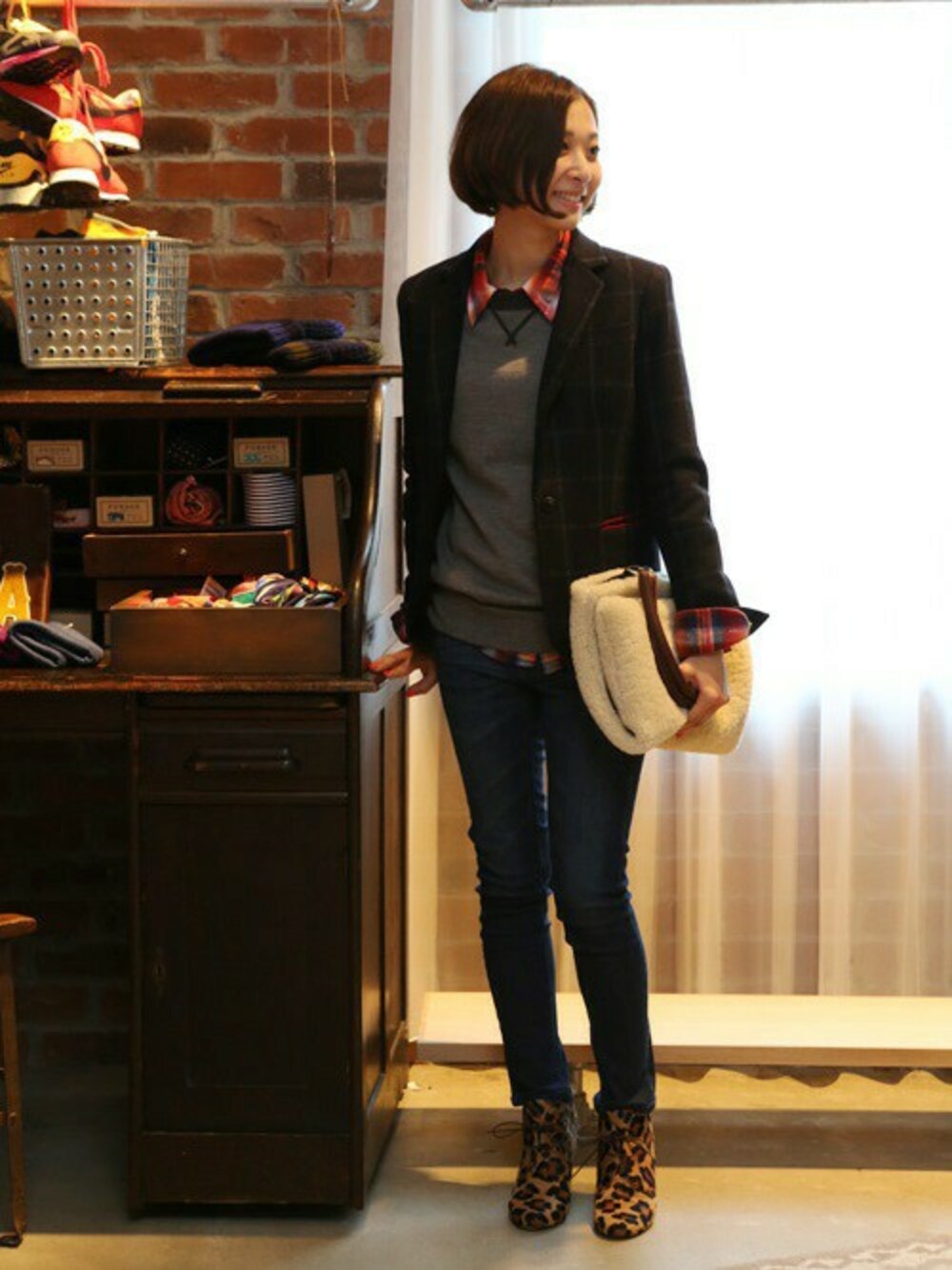 ブルー系のテーラードジャケット、ブルー系のデニムパンツ、レッド系のシャツ/ブラウスを着用したレディースの秋コーディネートの1枚目の写真