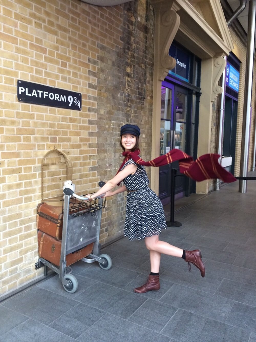 「ワンピース、ドット、キャスケット、ショートブーツ、ハリーポッター、旅行、ヨーロッパ、ロンドン、マフラーぐるぐる」｜「ZARAのショートブーツ（ブーツ、ブラウン系）」を使った、石井亜美さん（レディース・168cm）の夏コーディネートの1枚目の写真