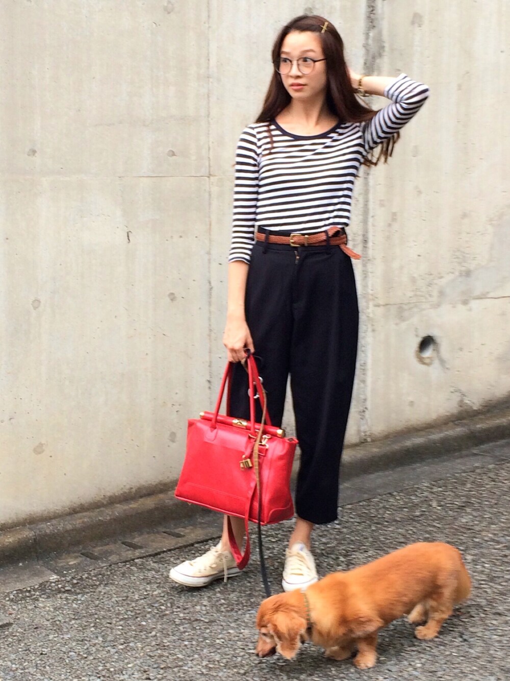 「散歩、ボーダー、ガウチョパンツ、コンバース、赤バッグ、赤、めがね、ダテメガネ、フレンチ、ハイウエスト」｜「JEANASISの(JEANASIS)ラインベルトタックワイドパンツ/537520（その他パンツ、ブラック系）」を使った、石井亜美さん（レディース・168cm）の秋コーディネートの1枚目の写真