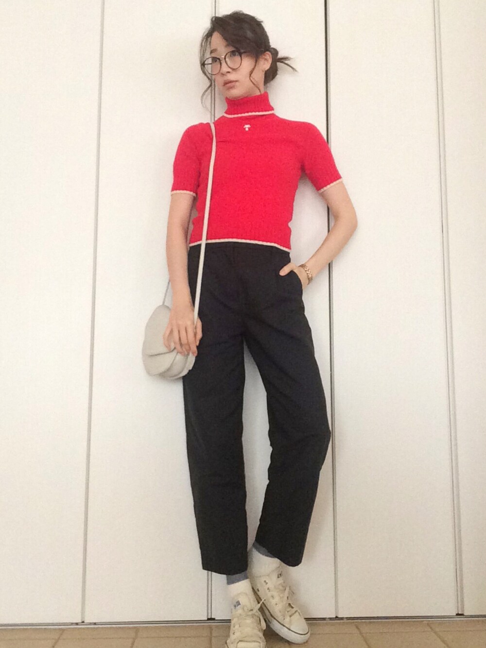 「赤ニット、赤、半袖ニット、コンバース、コーチ」｜「courregesのアイテム（ニット/セーター、レッド系）」を使った、石井亜美さん（レディース・168cm）の春コーディネートの1枚目の写真