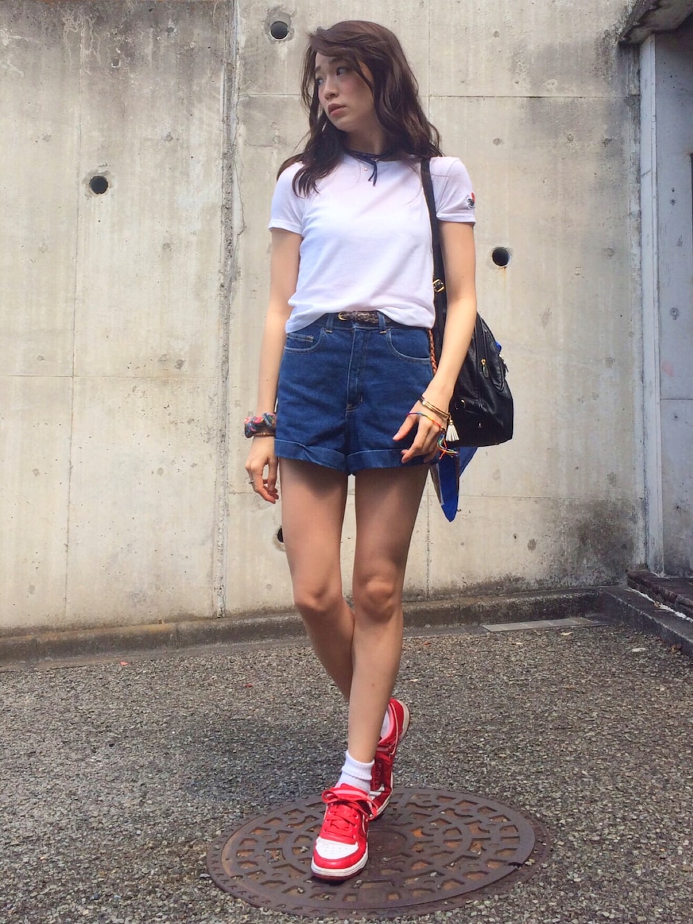 「休日スタイル、ビバラロック、フェススタイル、フェス、アメアパ、白Tシャツ、ハイウエスト、デニム、デニムショートパンツ、NIKE」｜「NIKEのアイテム（スニーカー、レッド系）」を使った、石井亜美さん（レディース・168cm）の春コーディネートの1枚目の写真