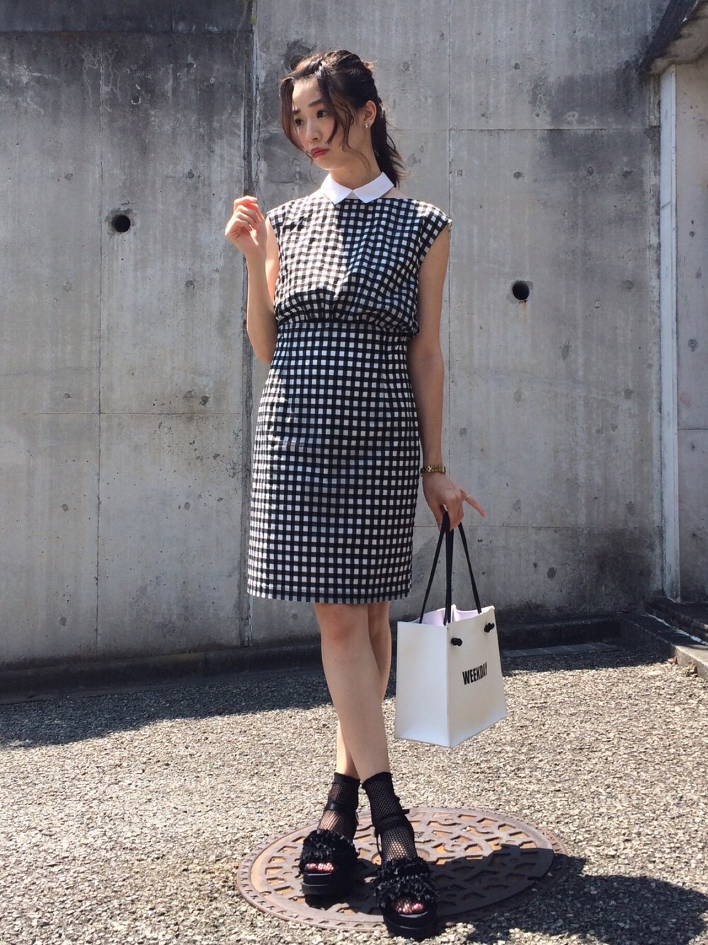 「休日スタイル、シンプルコーデ、夏コーデ、ギンガムチェック、ワンピース、厚底サンダル」｜「made in HEAVENのNicole dress（ワンピース、ブラック系）」を使った、石井亜美さん（レディース・168cm）の夏コーディネートの1枚目の写真