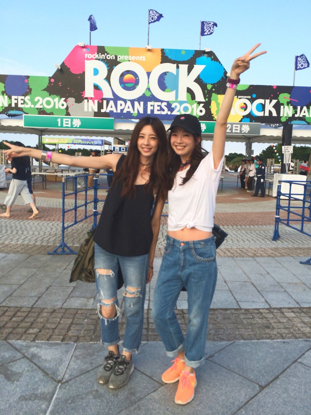 「カジュアル、ロッキンジャパン、夏フェス、フェススタイル、フェス、ロッキン、スニーカー、キャップ、デニム、フェスコーデ」｜「SEE BY CHLOEのアイテム（デニムパンツ、ブルー系）」を使った、石井亜美さん（レディース・168cm）の夏コーディネートの1枚目の写真