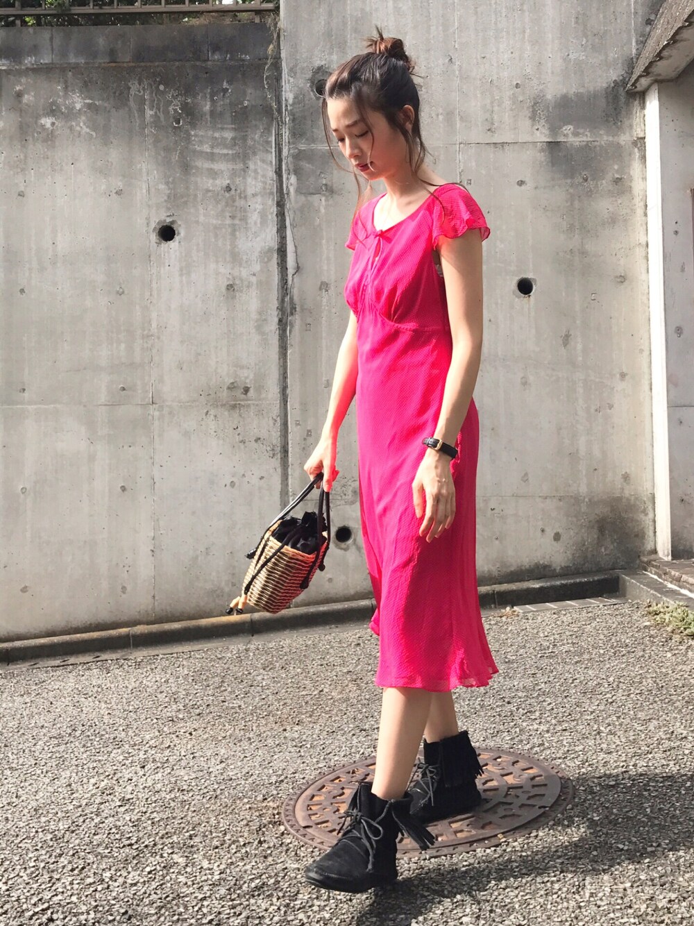 「赤、ロングワンピース、ドット柄、ドレス、古着、かごバッグ、ミネトンカ、お団子ヘアー、ロングドレス」｜「？のアイテム（かごバッグ、ベージュ系）」を使った、石井亜美さん（レディース・168cm）の秋コーディネートの1枚目の写真