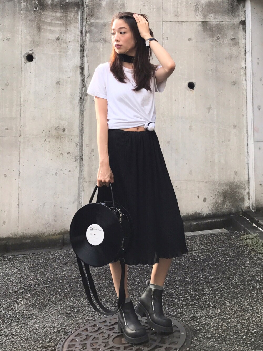 「シンプルスタイル、モノトーン、秋、レコードバッグ、チョーカー、太チョーカー、白Tシャツ、古着、古着屋、ミディアムスカート」｜「g2?のアイテム（ハンドバッグ、ブラック系）」を使った、石井亜美さん（レディース・168cm）の秋コーディネートの1枚目の写真
