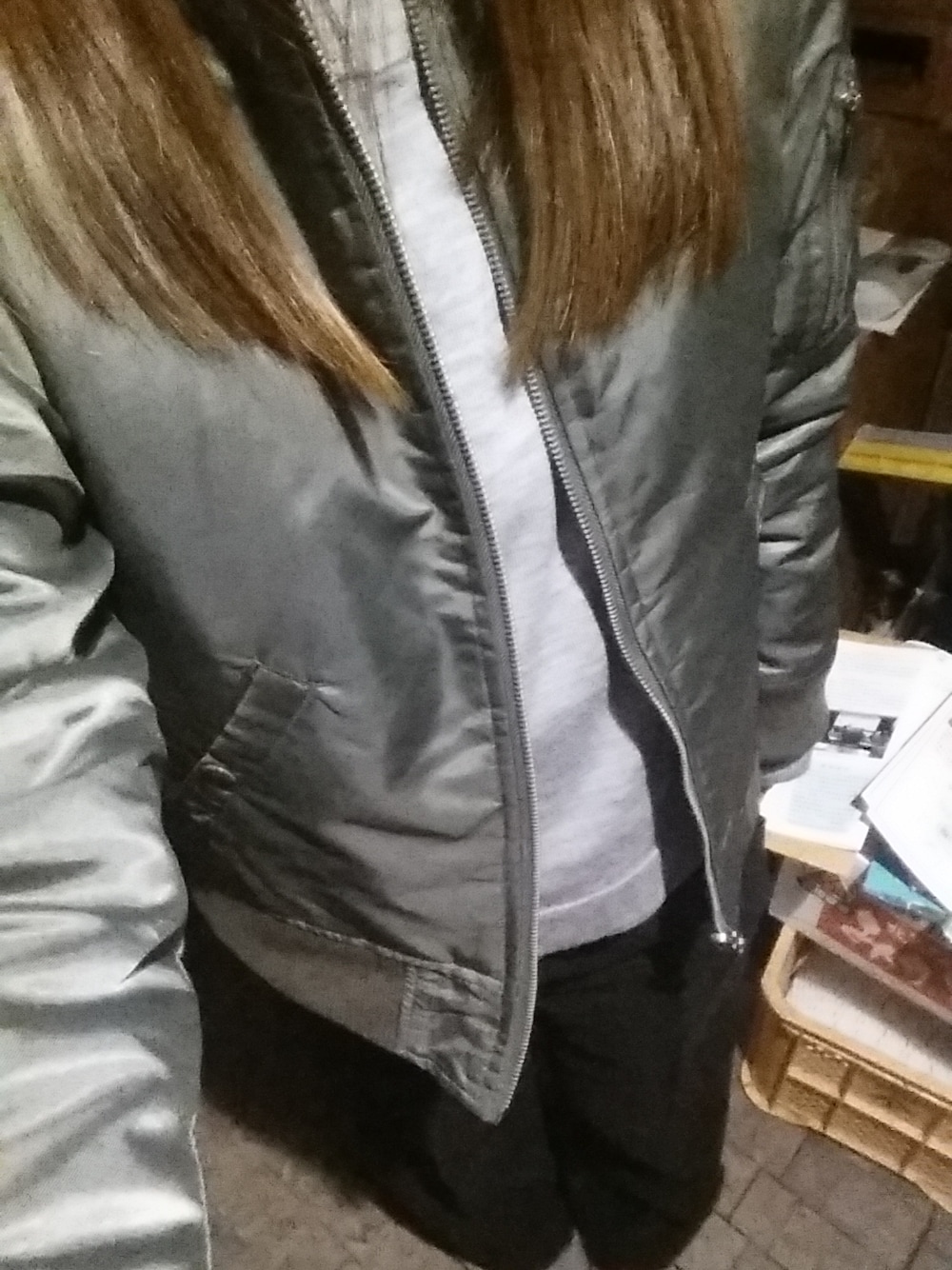 グリーン系のジャケット/アウター、グレー系のニット/セーター、ブラック系のパンツを着用したレディースの冬コーディネートの1枚目の写真