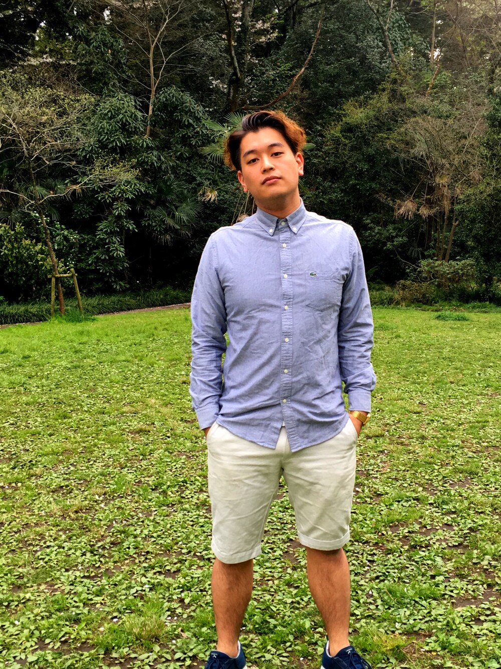 ブルー系のシャツ/ブラウス、ホワイト系のチノパンツを着用したメンズの春コーディネートの1枚目の写真