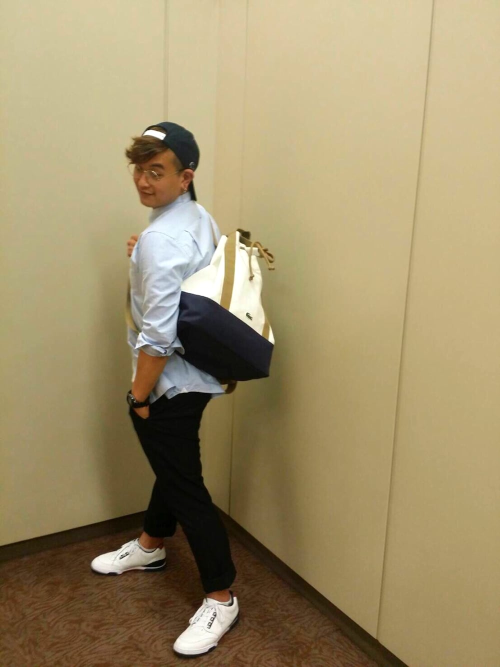 ベージュ系のバッグ、ブルー系のシャツ/ブラウス、ブルー系のデニムパンツを着用したメンズの春コーディネートの1枚目の写真