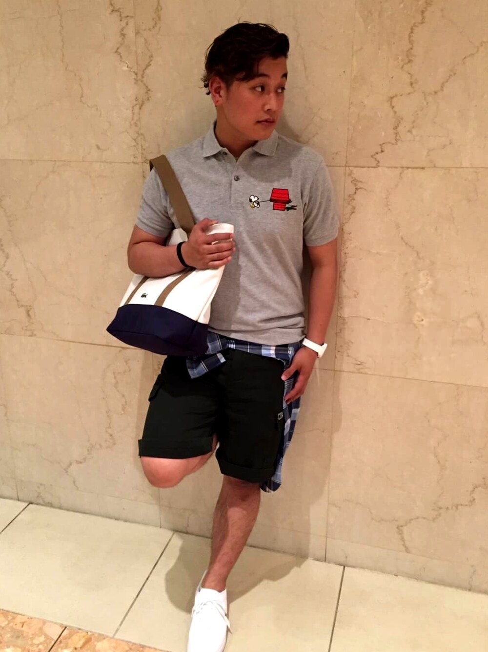 グレー系のポロシャツ、ベージュ系のトートバッグ、ブルー系のシャツ/ブラウスを着用したメンズの夏コーディネートの1枚目の写真