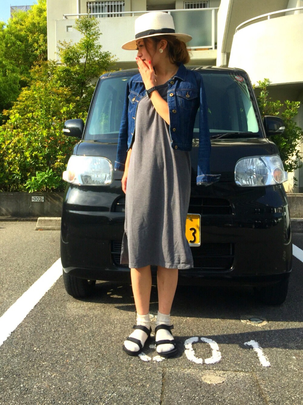 「オトナカジュアル、麦わら帽子、ワンピース、デニム、ママコーデ」｜「Simpliciteのアイテム（ワンピース、グレー系）」を使った、Maoさん（レディース・90cm）の春コーディネートの1枚目の写真