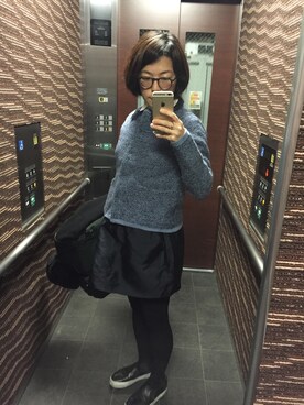 「COS（コス）のアイテム（ニット/セーター、ブルー系）」を使った、Kanaさん（レディース・157cm）の春コーディネート