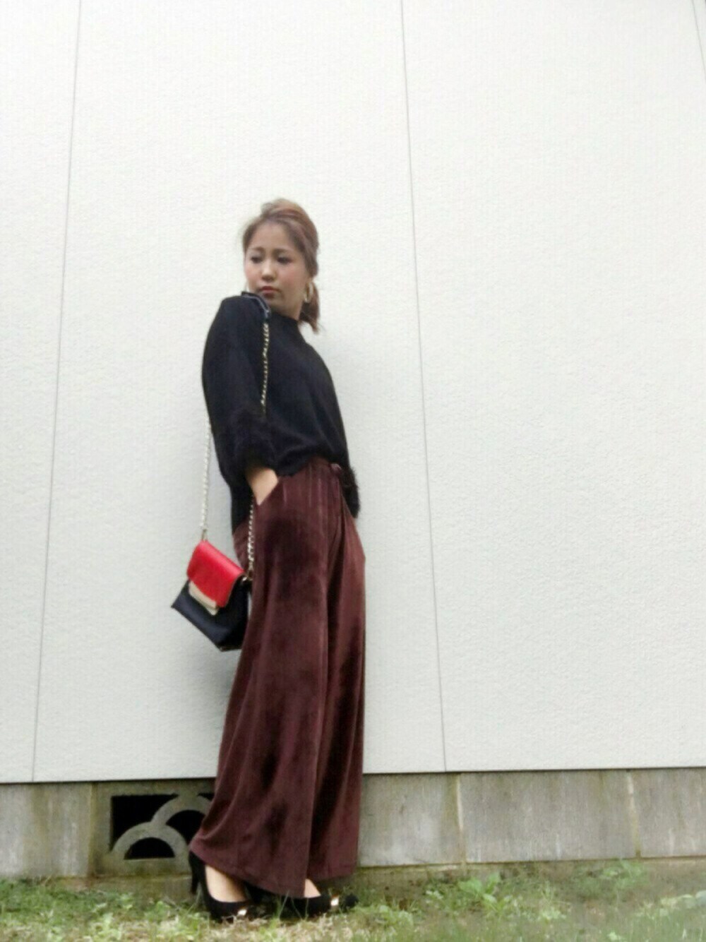 「秋コーデ、ベロアパンツ、きれいめカジュアル、ファー、ブラック、ブラウン、モノトーン、アルシーヴ(archives)、シンプルコーデ、ベロア素材」｜「archivesのベロア ワイドパンツ（その他パンツ、ブラウン系）」を使った、sayu.さん（レディース・150cm）の秋コーディネートの1枚目の写真