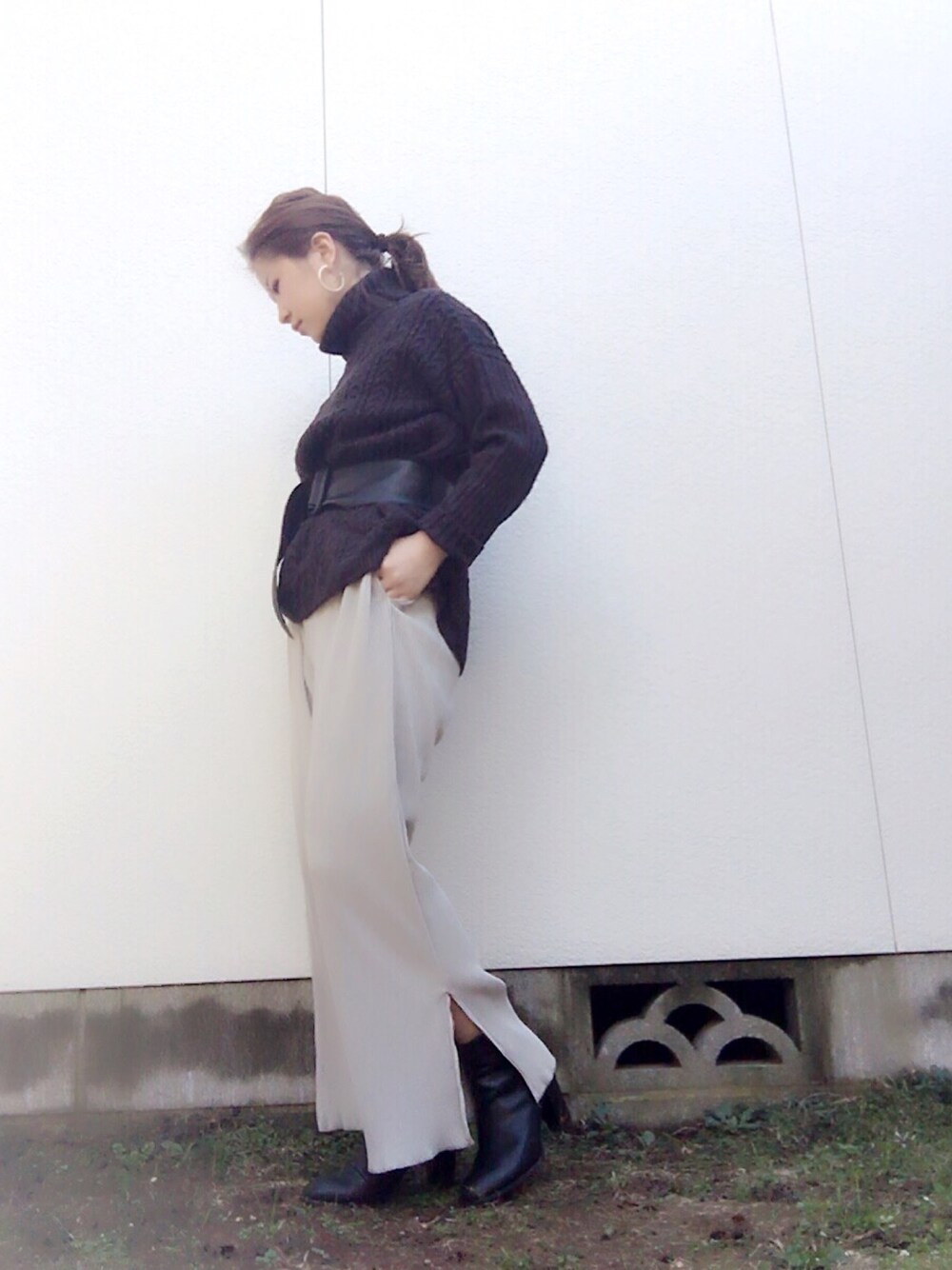 「archives、アルシーヴ(archives)、パンツスタイル、オトナカジュアル、タートルネック、ワイドパンツ、サッシュベルト、タックイン、ショートブーツ、モノトーン」｜「Chicoのカラーリングピアス（ピアス（両耳用）、ホワイト系）」を使った、sayu.さん（レディース・150cm）の秋コーディネートの1枚目の写真