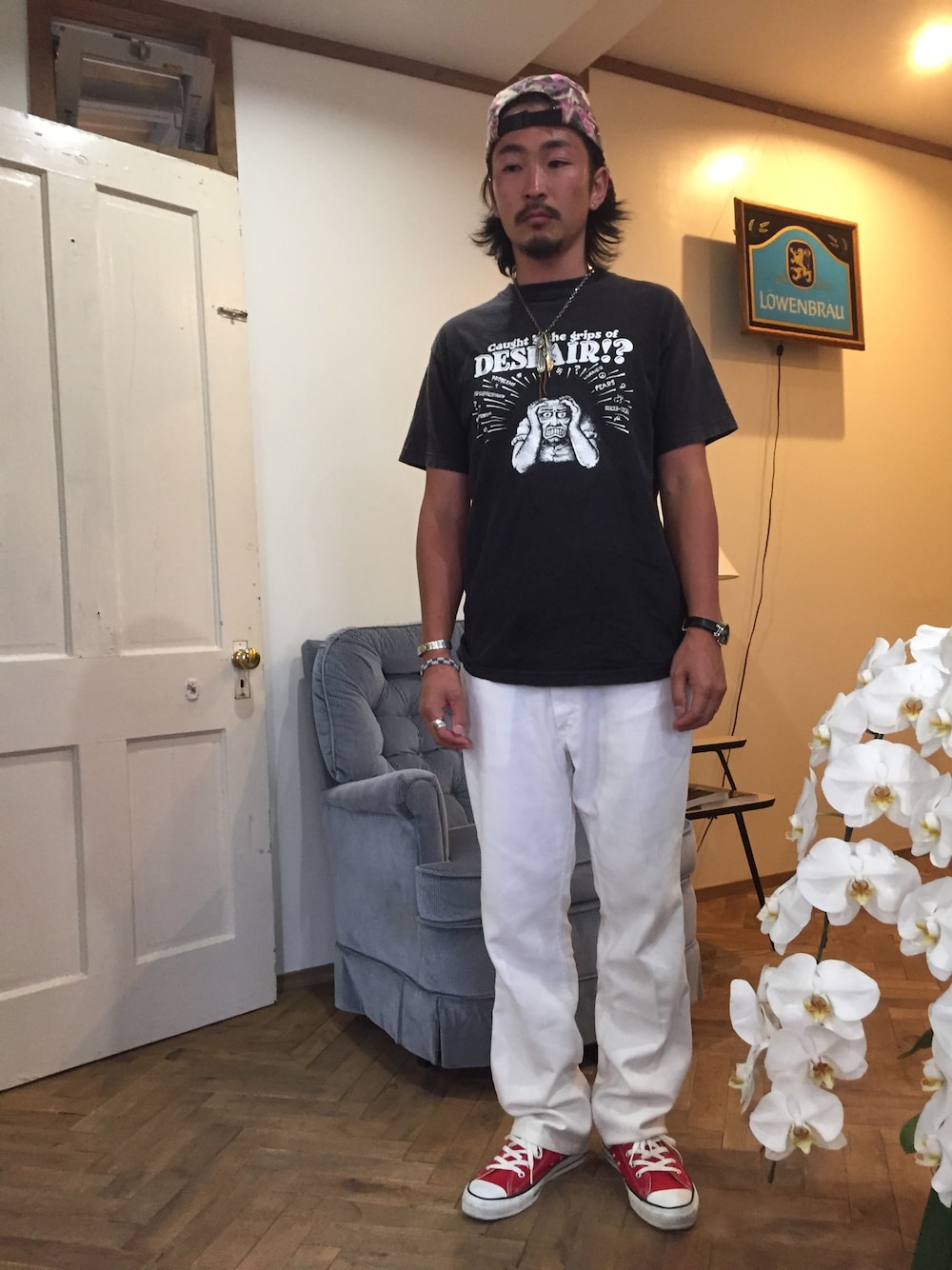 「世知辛い、ホワイトスラックス、スタプレ、シュプリーム」｜「Supreme のアイテム（Tシャツ/カットソー、ブラック系）」を使った、ASTさん（メンズ・170cm）の夏コーディネートの1枚目の写真