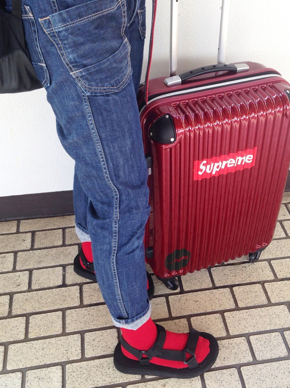 「NIKE、ohotoro、シュプリーム、summer、駅、キャリーケース、スポサン、スポーツミックス、赤、おでかけ」｜「Supreme のアイテム（スーツケース/キャリーバッグ、レッド系）」を使った、オザワさん（レディース・163cm）の夏コーディネートの1枚目の写真