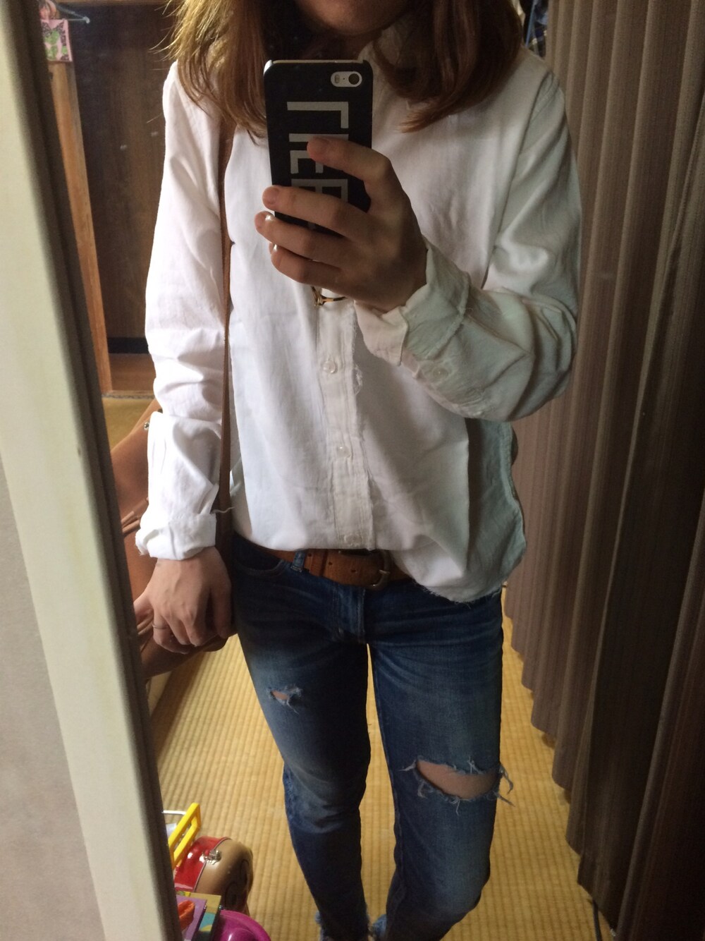 ブルー系のデニムパンツ、ホワイト系のシャツ/ブラウスを着用したレディースの春コーディネートの1枚目の写真