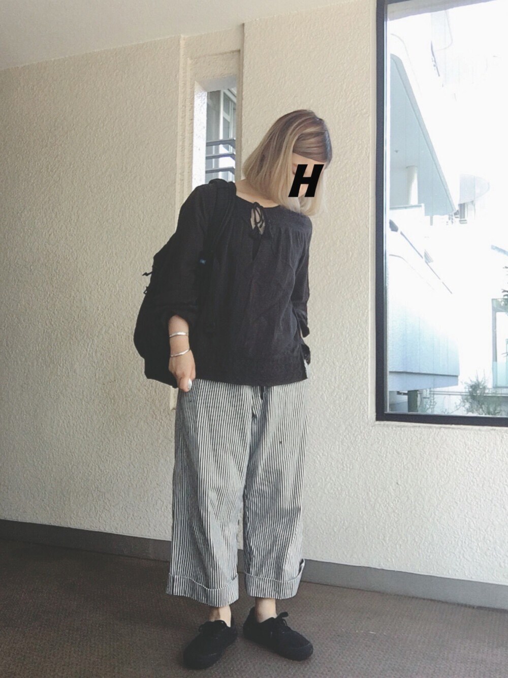 ブラック系のシャツ/ブラウス、その他のその他パンツ、ブラック系のスニーカーを着用したレディースの秋コーディネートの1枚目の写真