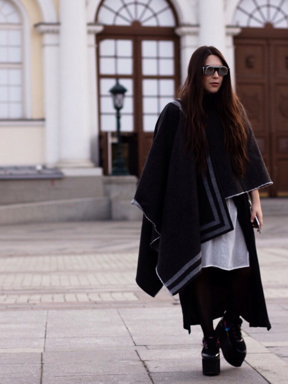 「fashion、fashion blogger、model、streetfashion、street、streetstyle、girl、WOMEN、dress、x-girl」｜「ZARA MANのアイテム（ポンチョ、シルバー系）」を使った、Tanny Koopさん（レディース・165cm）の秋コーディネートの1枚目の写真