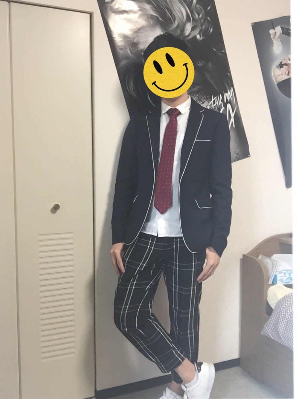 ブルー系のテーラードジャケット、レッド系のネクタイ、ブラック系のその他パンツを着用したメンズの春コーディネートの1枚目の写真