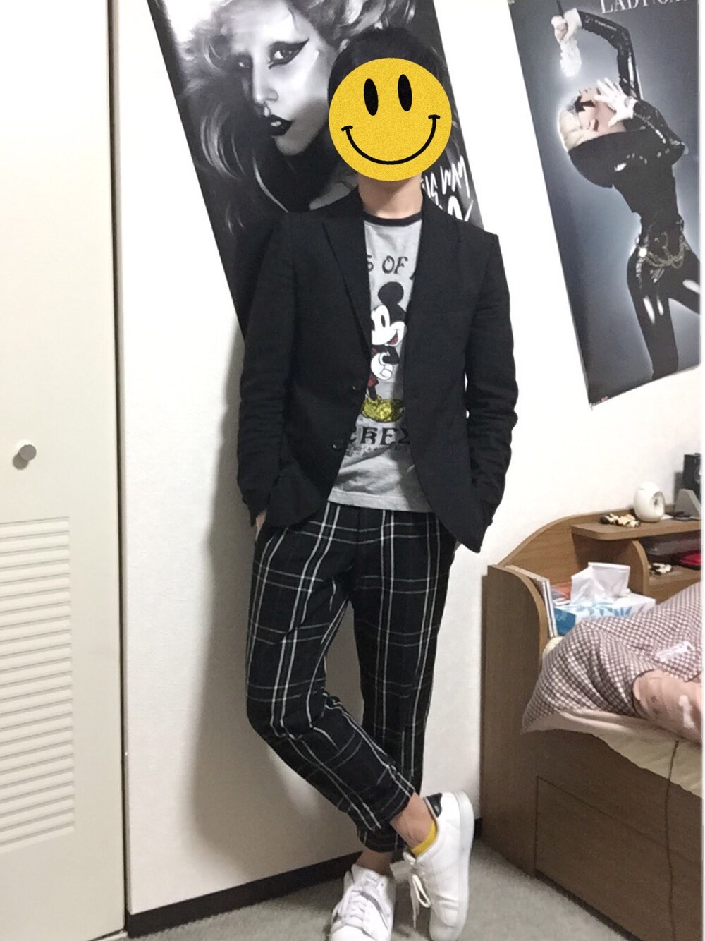 「キャラT、comme ca ism、チェックパンツ、白スニーカー」｜「COMME CA ISMのアイテム（テーラードジャケット、ブラック系）」を使った、PYON.さん（メンズ・166cm）の春コーディネートの1枚目の写真