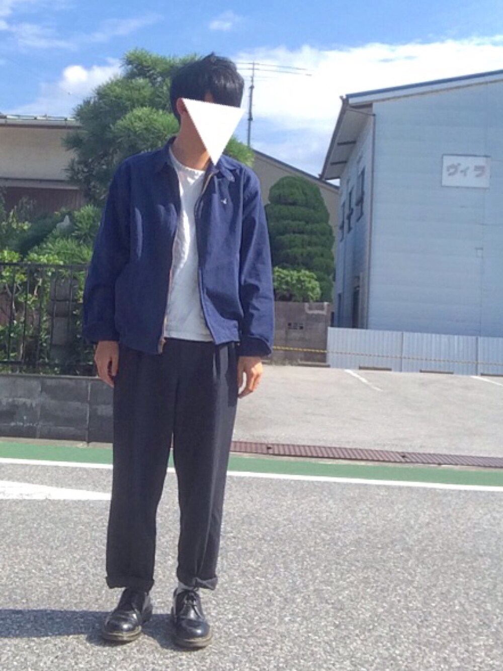 ブルー系のブルゾン、ホワイト系のTシャツ/カットソー、ブラック系のスラックスを着用したメンズの秋コーディネートの1枚目の写真