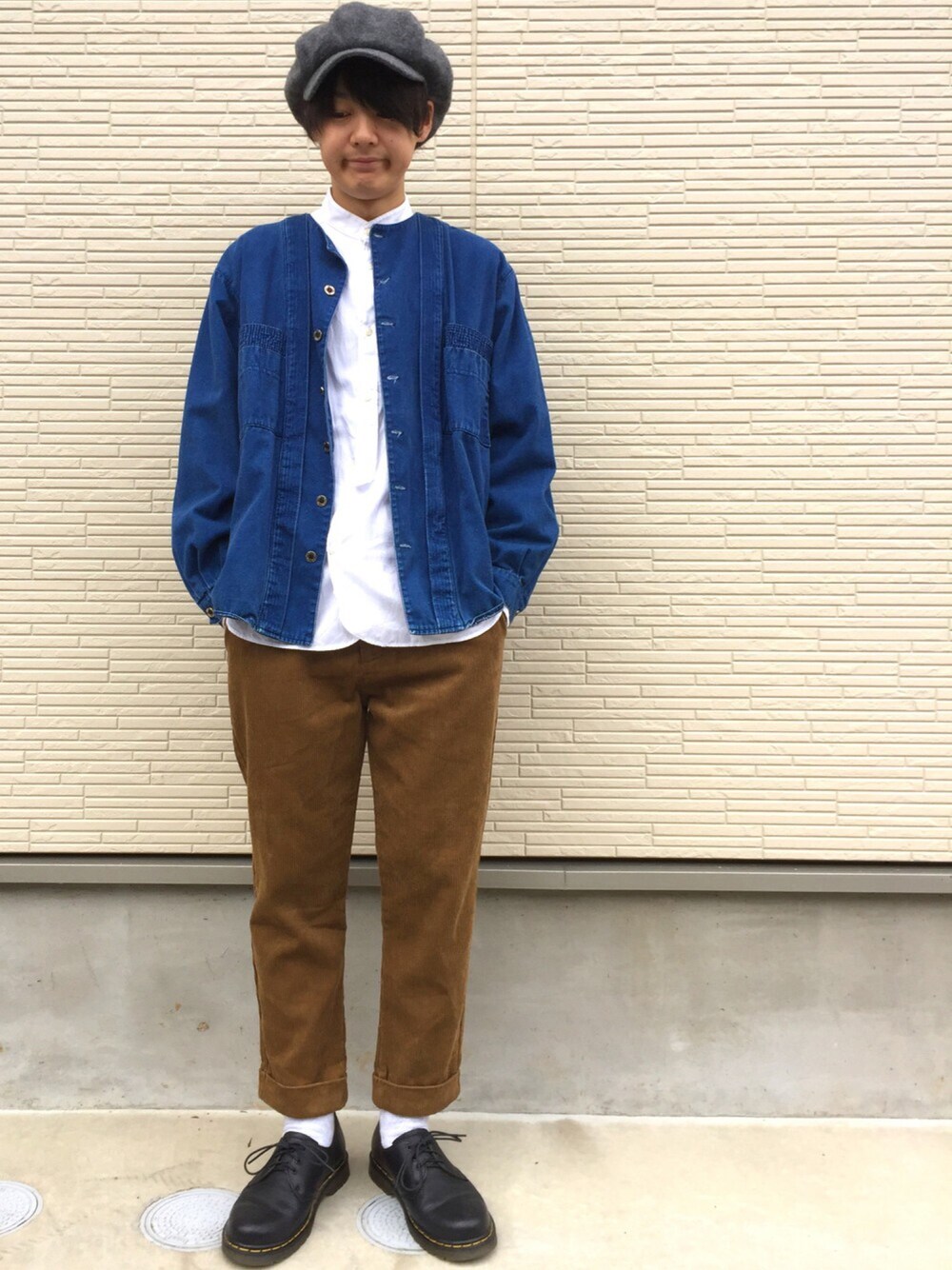 「秋のコーデ、シャツスタイル、キャスケット、デニムジャケット、ノーカラーシャツ、ノーカラージャケット、コーデュロイ、ワーク、Dr.Martens」｜「KIJIMA TAKAYUKIのELCAさんにて購入。（キャスケット、グレー系）」を使った、たきざわさん（メンズ・169cm）の秋コーディネートの1枚目の写真
