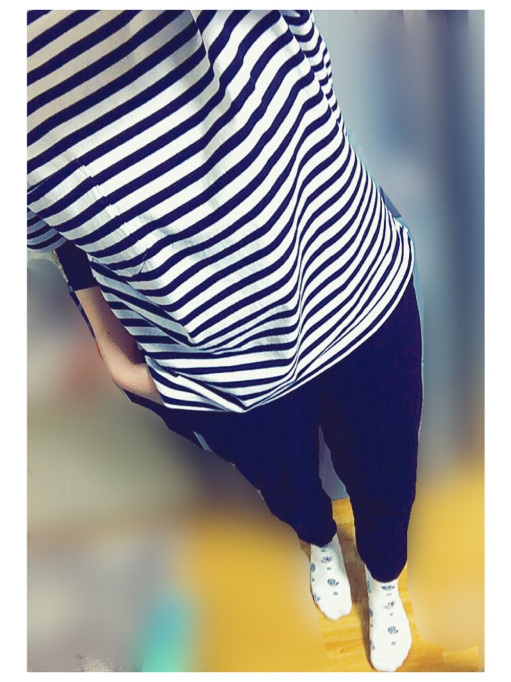 ブルー系のTシャツ/カットソー、ブラック系のパンツを着用したレディースの春コーディネートの1枚目の写真