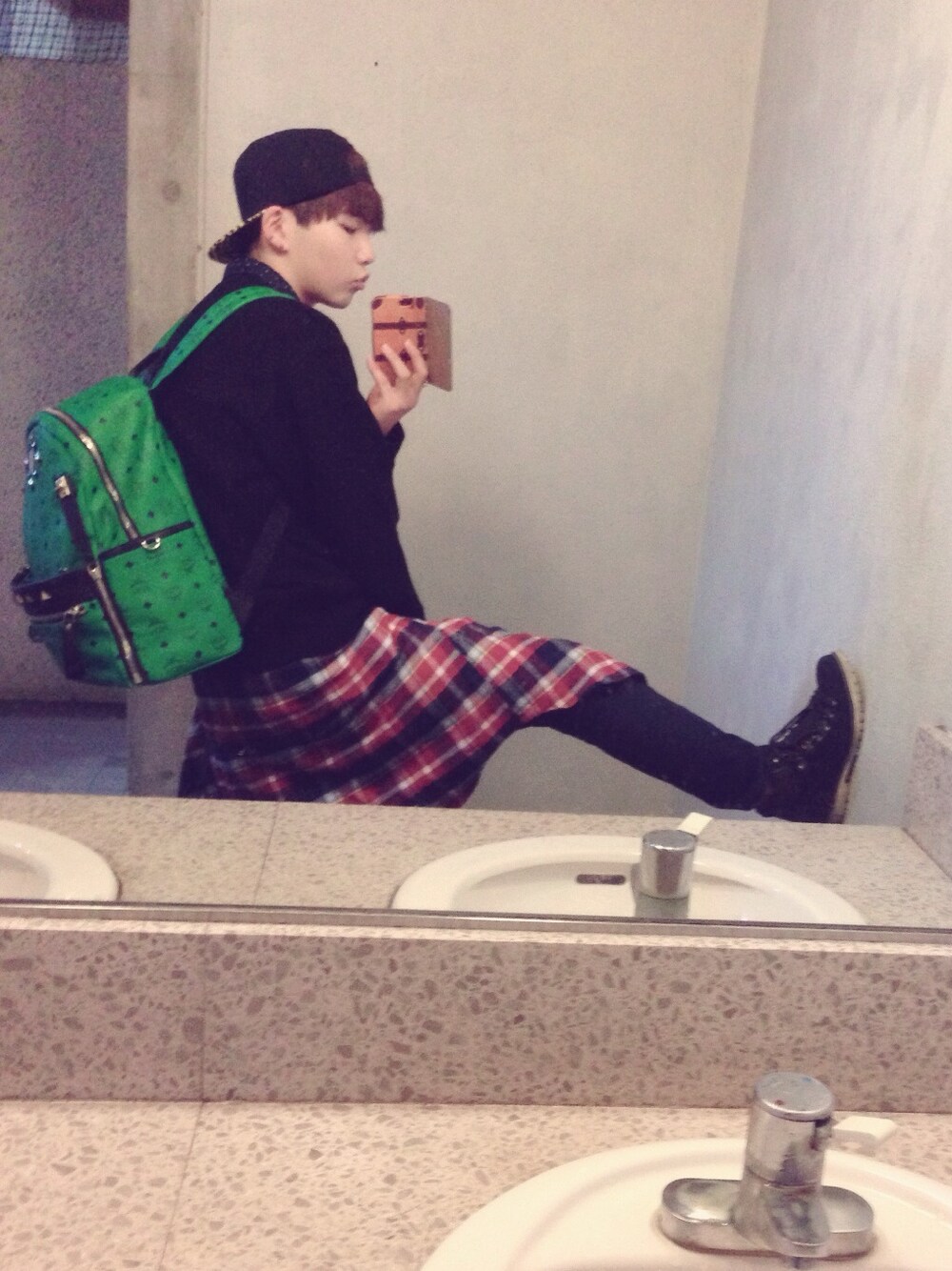 「k-popスタイル、MCM、JOYRICH」｜「JOYRICHのBad Boy Bart Snapback（キャップ、ブラック系）」を使った、☆Michi☆さん（メンズ・171cm）の春コーディネートの1枚目の写真