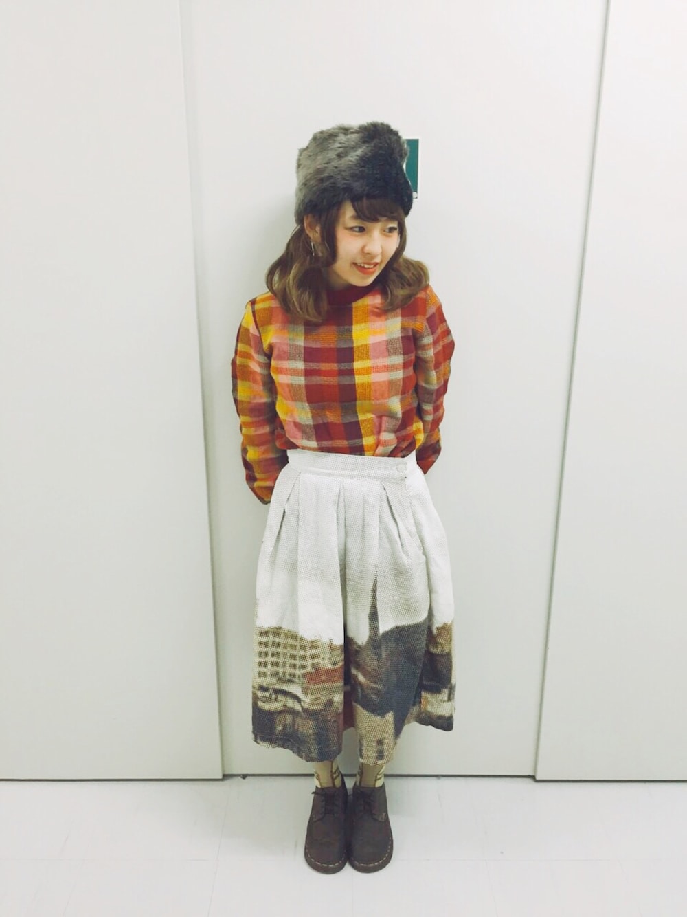 「カオリノモリ、秋服、ファー小物、休日スタイル、秋色、I am I、Dr.Martens、チェック、ootd」｜「I am I のアイテム（スカート、ホワイト系）」を使った、やまもさん（レディース・150cm）の秋コーディネートの1枚目の写真