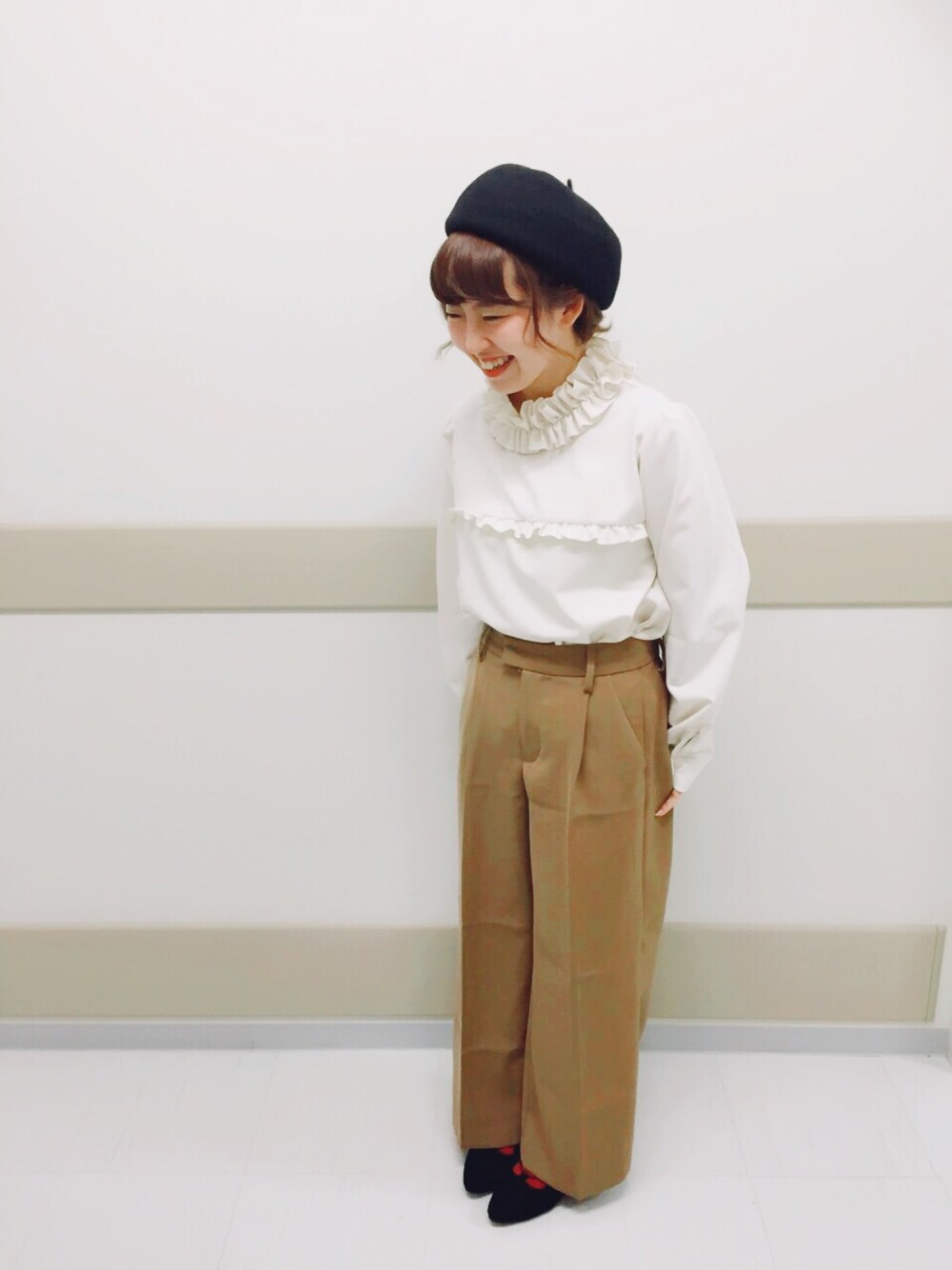 「カオリノモリ、ベレー帽、秋、楽チンコーデ、GU、オトナカジュアル、秋服、ホワイト、ワイドパンツ、ゆるコーデ」｜「kaorinomoriの【雑誌ＬＡＲＭＥvol.18/mina11月号/ar10月号掲載】【カオリノモリ】 オーク2015（ハンチング/ベレー帽、ブラック系）」を使った、やまもさん（レディース・150cm）の秋コーディネートの1枚目の写真