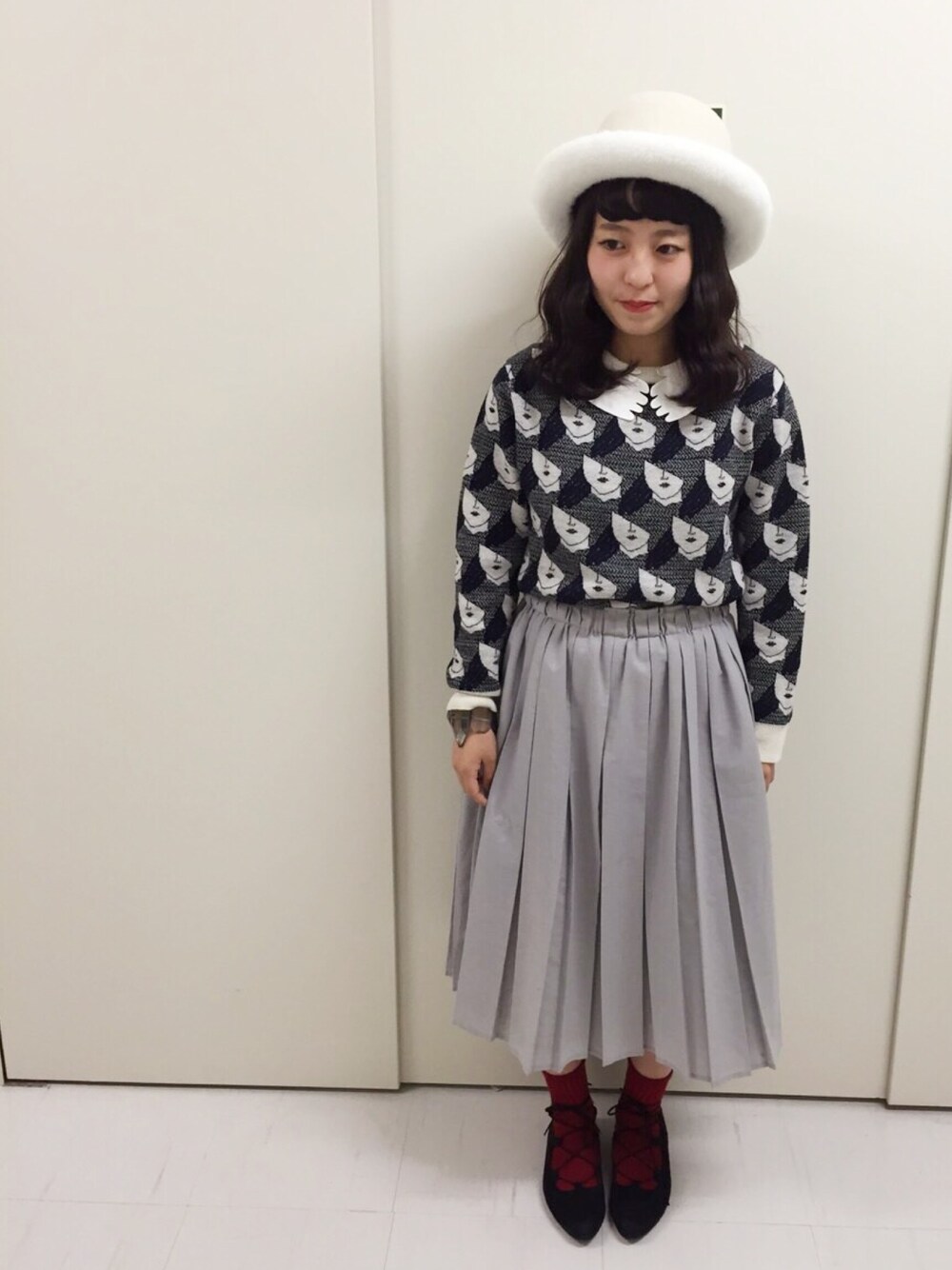 「カオリノモリ、ファー小物、冬、ロングスカート、レースアップシューズ、グレー、I am I、ootd」｜「kaorinomoriのアイテム（ハット、ホワイト系）」を使った、やまもさん（レディース・150cm）の秋コーディネートの1枚目の写真
