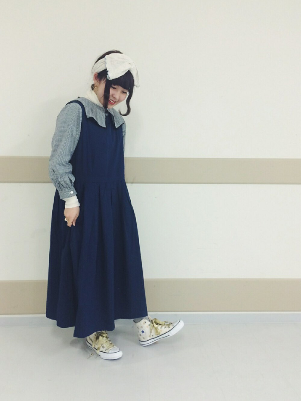 「カオリノモリ、リーリエターバン、シンプル、スニーカー、ネイビー、ゆるコーデ、fig London、PAR ICI、converse」｜「kaorinomoriのアイテム（ヘアバンド、ホワイト系）」を使った、やまもさん（レディース・150cm）の冬コーディネートの1枚目の写真