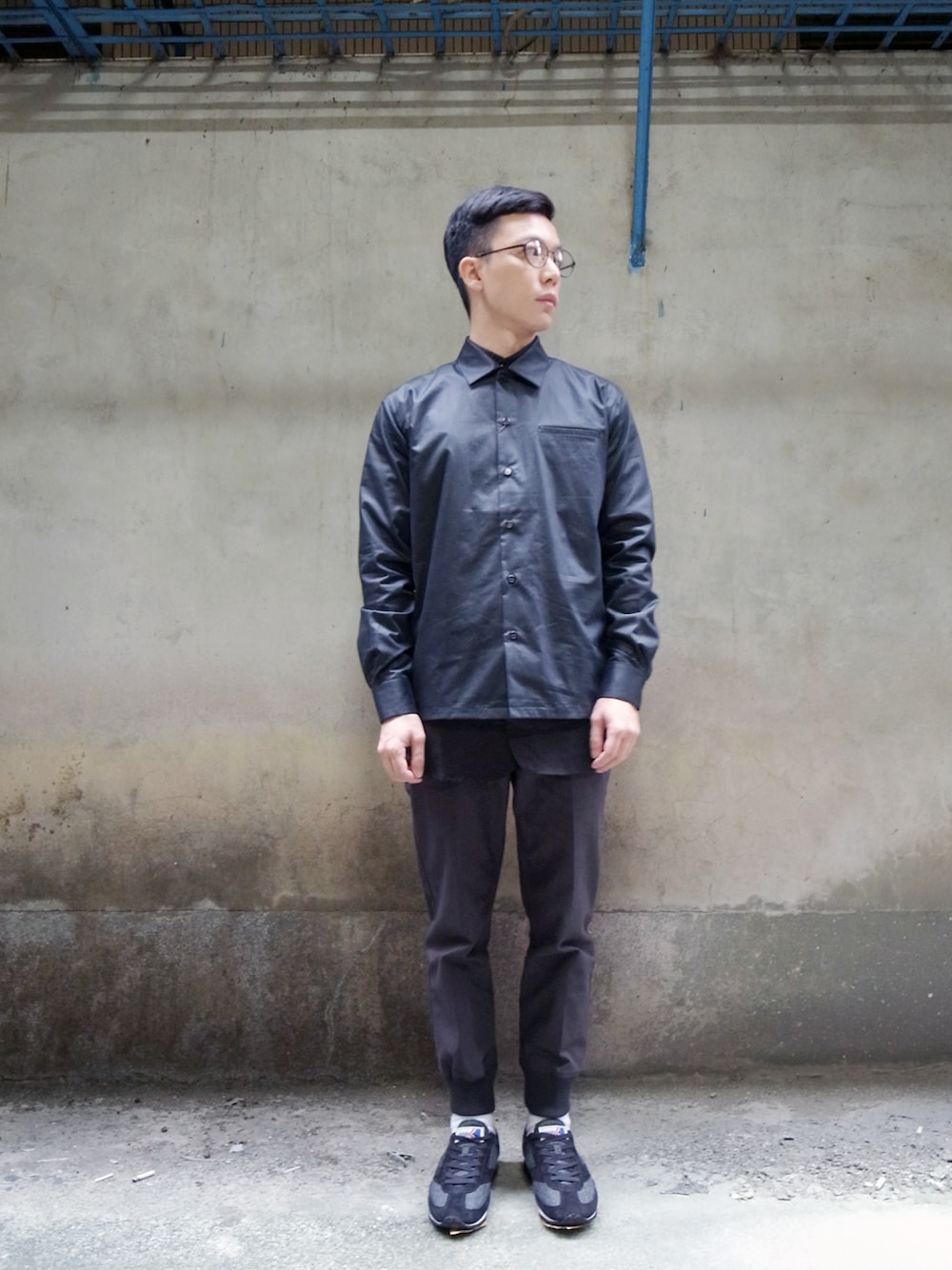 「plain meの外套式鬆身口袋襯衫（その他アウター、ブラック系）」を使った、附近By plain-meさん（メンズ・170cm）の秋コーディネートの1枚目の写真