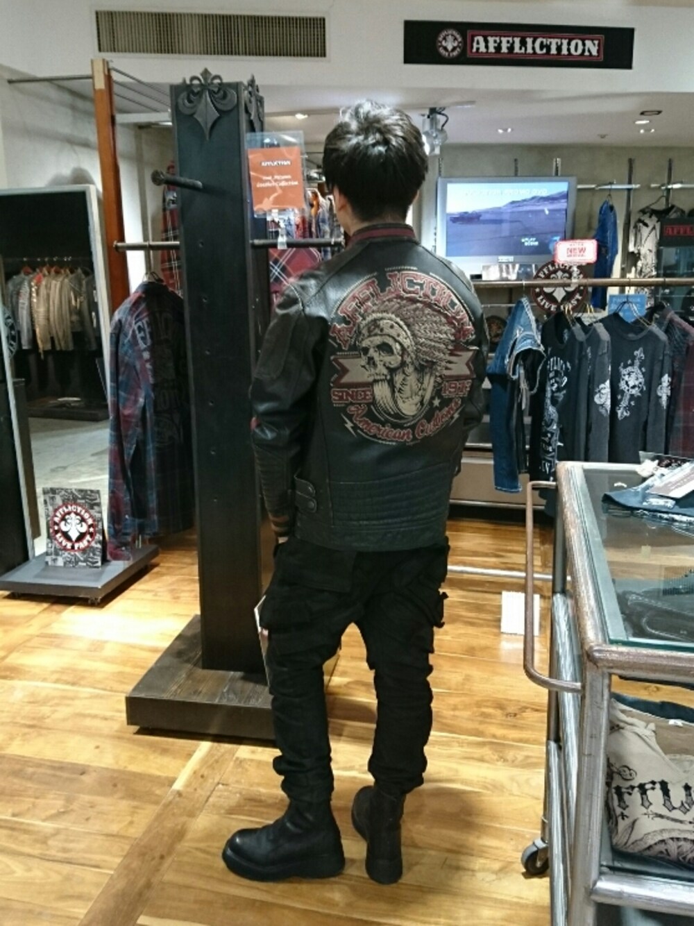 「アメカジ、Affliction、ライダース、ネイティブ柄、ささめ姉さん」｜「JULIUSのガスマスクカーゴパンツ（カーゴパンツ、ブラック系）」を使った、ささめさん（メンズ・167cm）の秋コーディネートの1枚目の写真