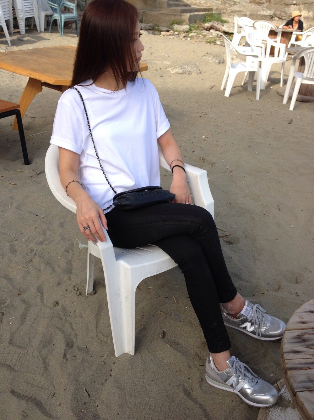 「シンプル、黒スキニー」｜「theoryのアイテム（Tシャツ/カットソー、ホワイト系）」を使った、Haruna.Sさん（レディース・163cm）の秋コーディネートの1枚目の写真