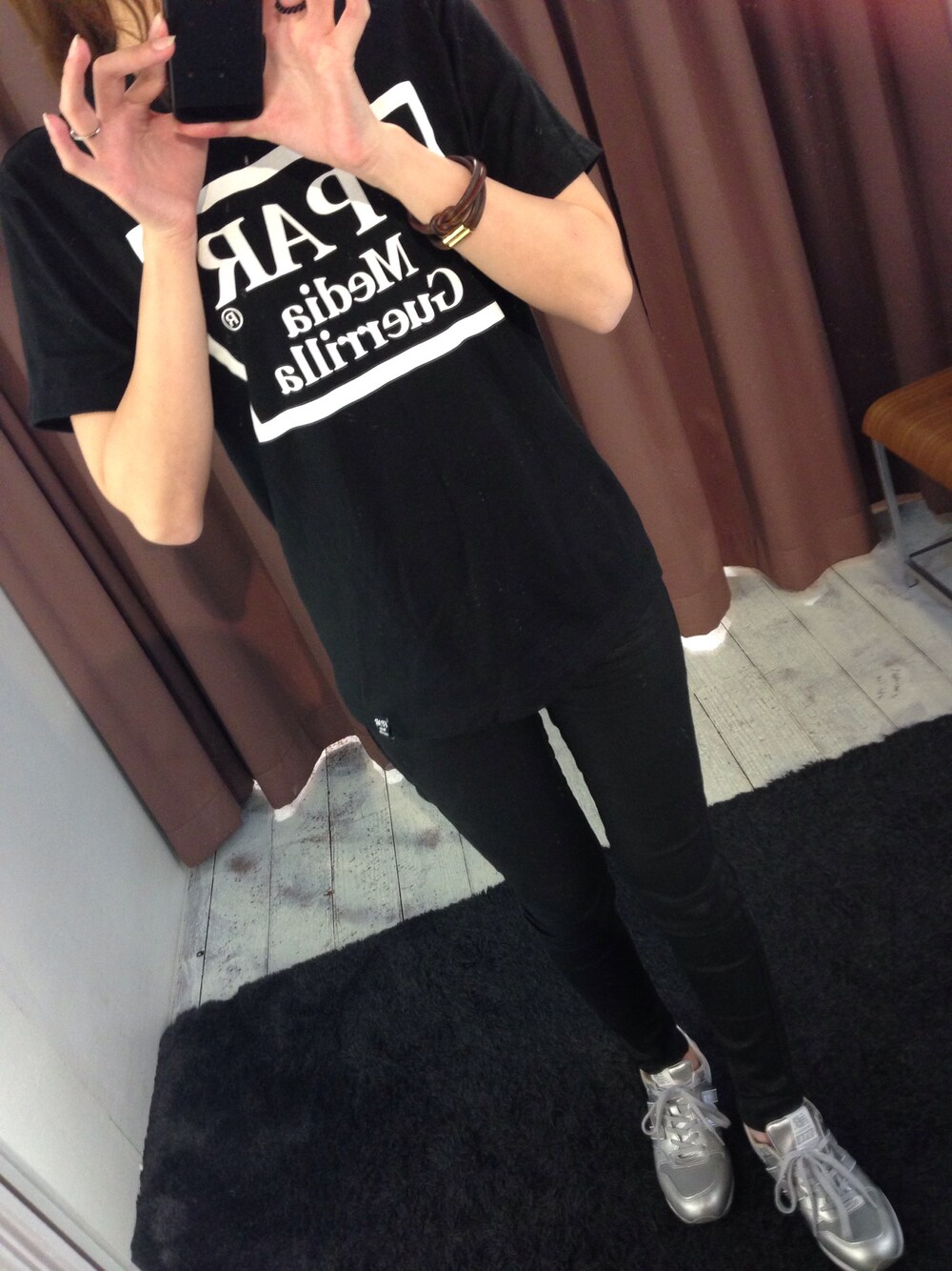 「シンプル、おそろいコーデ、ペアルック」｜「FORTY PERCENT AGAINST RIGHTSのアイテム（Tシャツ/カットソー、ブラック系）」を使った、Haruna.Sさん（レディース・163cm）の秋コーディネートの1枚目の写真