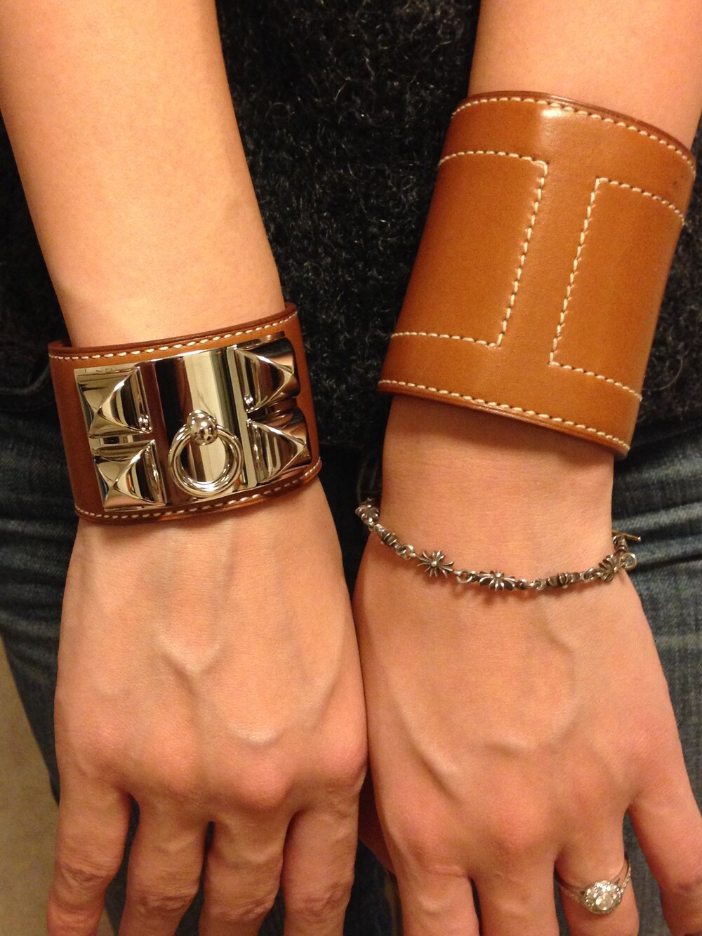 「シンプル、ベージュコーデ、HERMES」｜「HERMESのアイテム（バングル/リストバンド、ブラウン系）」を使った、Haruna.Sさん（レディース・163cm）の冬コーディネートの1枚目の写真