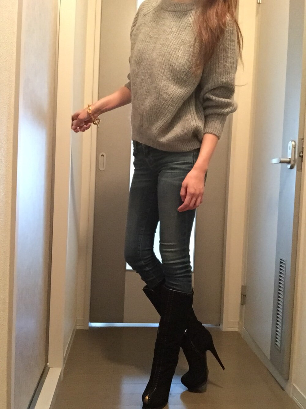 「シンプル、グレー、ロングブーツ、YVES SAINT LAURENT」｜「MACPHEEのアイテム（ニット/セーター、グレー系）」を使った、Haruna.Sさん（レディース・163cm）の冬コーディネートの1枚目の写真