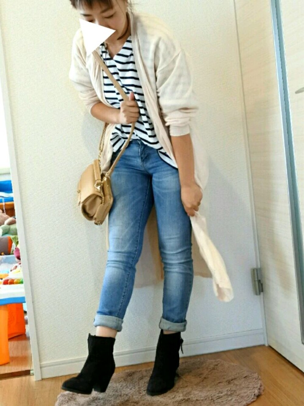 ピンク系のカーディガン/ボレロ、ブルー系のデニムパンツ、その他のTシャツ/カットソーを着用したレディースの秋コーディネートの1枚目の写真