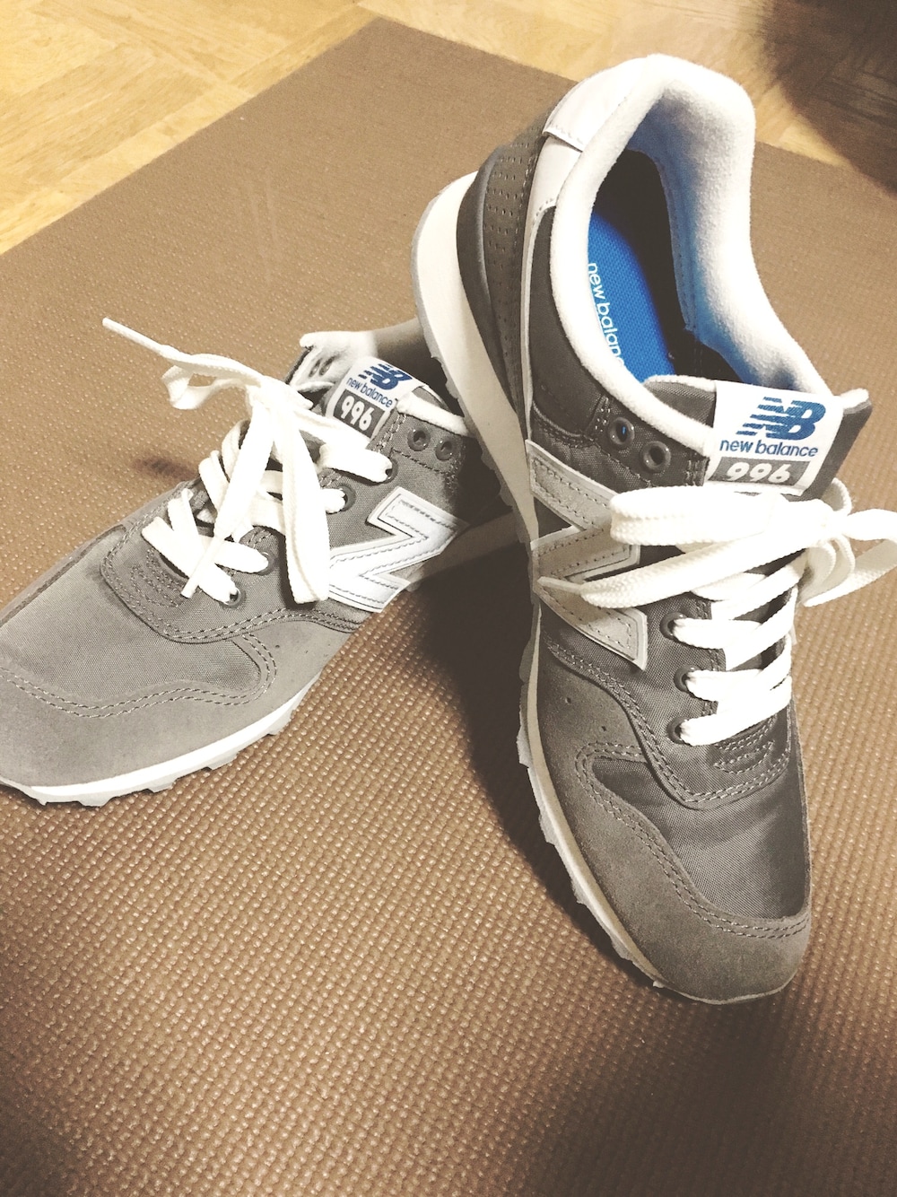 「996」｜「NEW BALANCEのアイテム（スニーカー、グレー系）」を使った、モRタなnえさん（レディース・157cm）の秋コーディネートの1枚目の写真