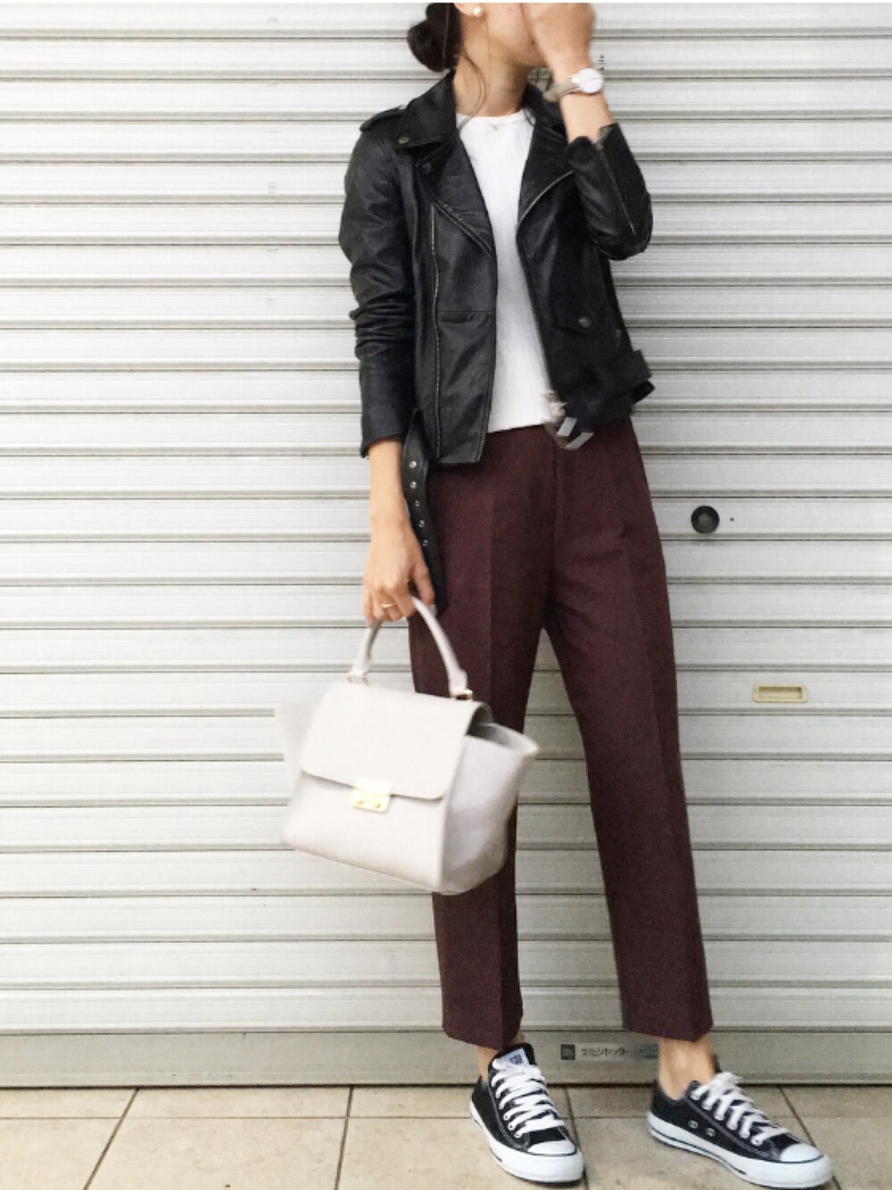 「大人カジュアル、ライダース、ZARA、秋のコーデ、ママコーデ、コンバース、バーガンディー、スニーカー」｜「ZARAのアイテム（ライダースジャケット、ブラック系）」を使った、mikaさん（レディース・166cm）の秋コーディネートの1枚目の写真