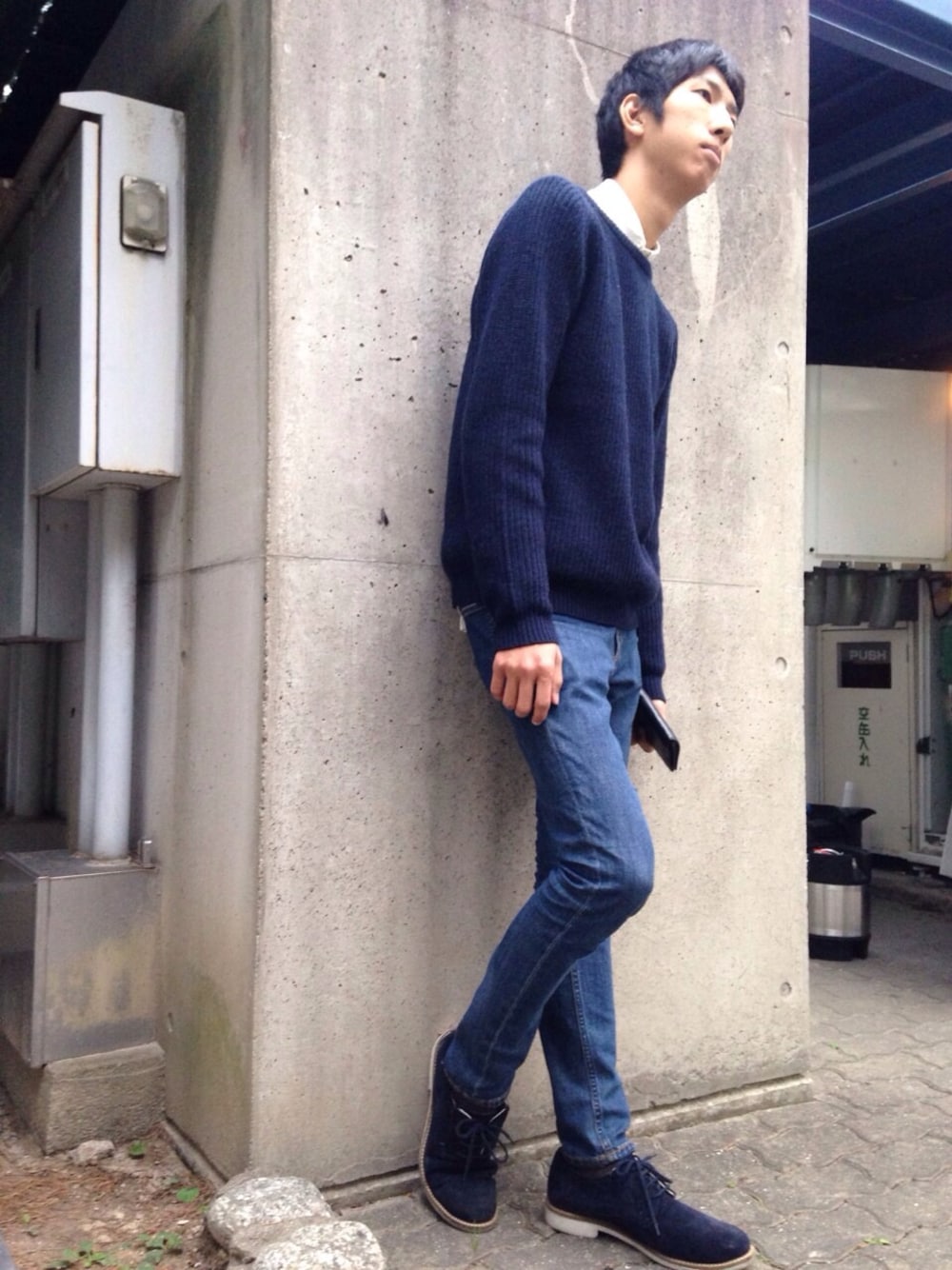 「スキニーデニム、セーター、学校、財布、シロシャツ、BEAUTY&YOUTH UNITED ARROWS、ジャーナルスタンダード、メンズ」｜「UNIQLOのアイテム（Tシャツ/カットソー、ホワイト系）」を使った、たつぴーさん（メンズ・180cm）の秋コーディネートの1枚目の写真