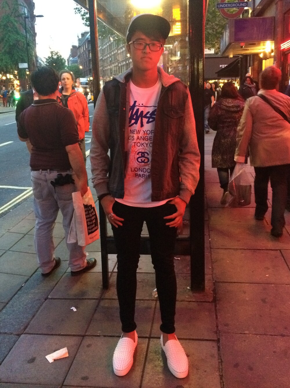 「Christian Louboutin、stussy、snapback」｜「STUSSYのアイテム（Tシャツ/カットソー、ホワイト系）」を使った、Jason Yuanさん（メンズ・183cm）の夏コーディネートの1枚目の写真