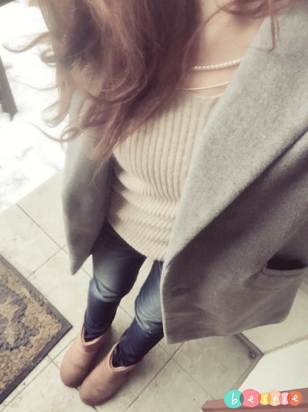 ベージュ系のニット/セーター、ブルー系のデニムパンツ、ブラウン系のブーツを着用したレディースの冬コーディネートの1枚目の写真