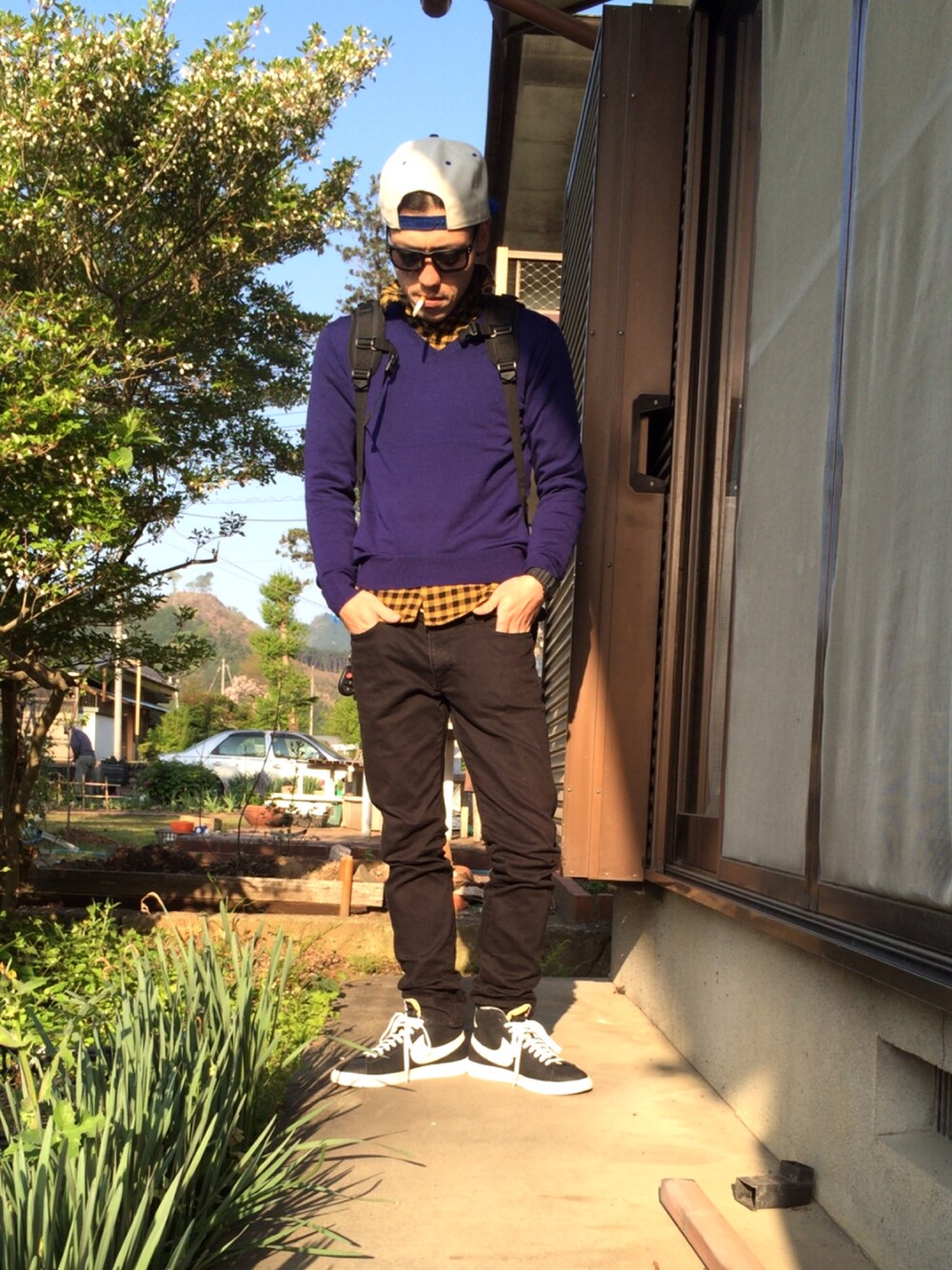 その他のスウェット、ブルー系のニット/セーター、ブラック系のスニーカーを着用したメンズの春コーディネートの1枚目の写真