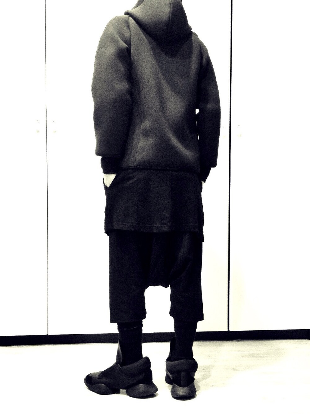 「RICK OWENS、4dimension」｜「4dimensionの4dimension 潛水材質 外套（スタジャン、ブラック系）」を使った、胡季恩さん（メンズ・173cm）の夏コーディネートの1枚目の写真