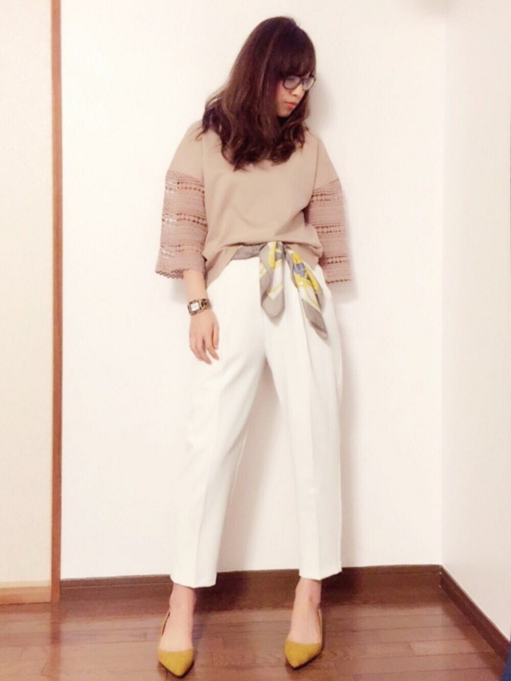 「イージーハイウエストボリュームパンツ、春コーデ、はるコーデ、GU、カジュアルコーデ、ドラフトJS、ベージュ×白、プチプラ、スカーフ、スカーフ巻き」｜「JEANASISのソデレースプルオーバー8S/715401（Tシャツ/カットソー、ベージュ系）」を使った、sana さん（レディース・166cm）の春コーディネートの1枚目の写真
