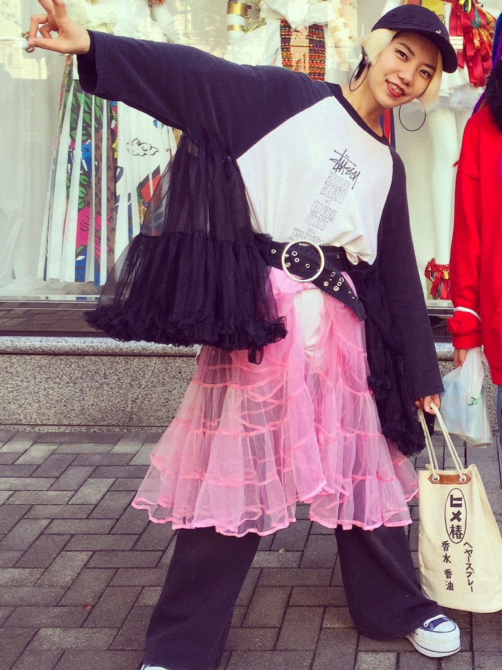「文化服装学院、高円寺、サウスポー、古着、古着屋、パニエ、stussy、リメイク」｜「キャシーさんのアイテム（トップス、ブラック系）」を使った、真理さん（レディース・156cm）の秋コーディネートの1枚目の写真